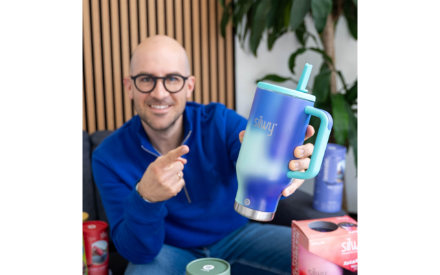 Product afbeelding Silwy Magnet Tumbler Isolierbecher aus Edelstahl mit Griff und Metall-Nano-Gel-Pad 900 ml 1