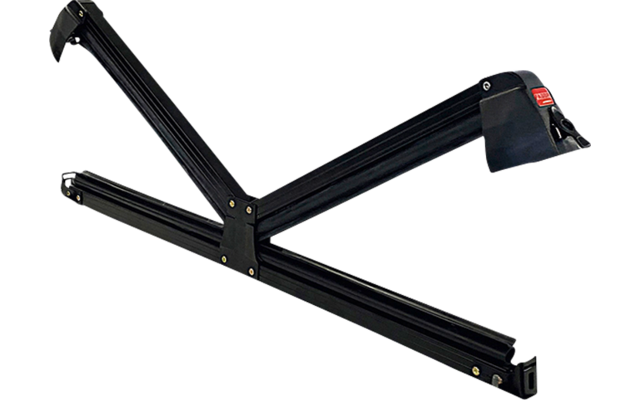 Tre profili metallici neri uniti da una cerniera centrale e aperti a V, con staffe metalliche alle estremità e rivetti dorati visibili su sfondo bianco