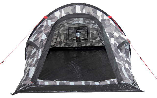 Open grijs tent met camouflagepatroon, zwarte vloer, rode scheerlijnen en een hangende lamp binnenin