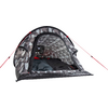 Open camouflage-tent met een slaapzak op de vloer en rode scheerlijnen