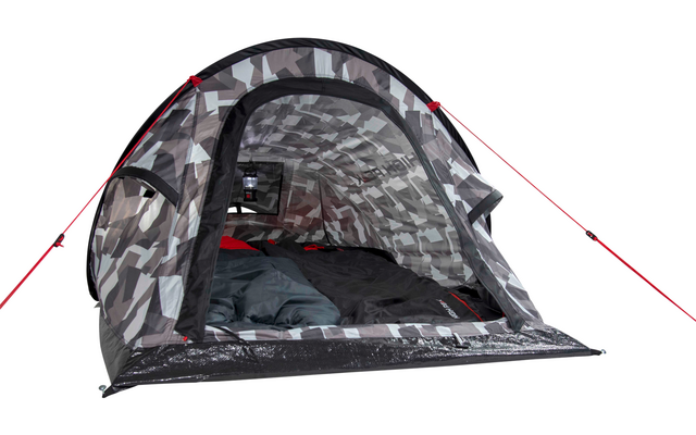 Open camouflage-tent met een slaapzak op de vloer en rode scheerlijnen