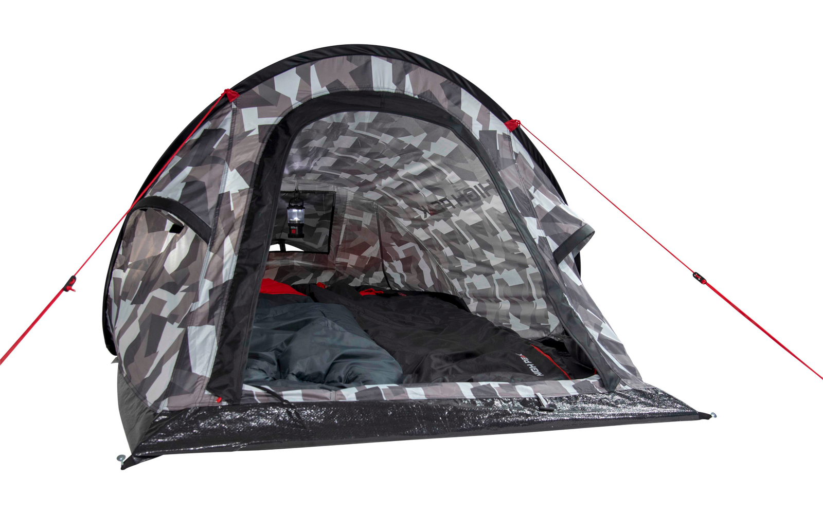 Open camouflage-tent met een slaapzak op de vloer en rode scheerlijnen