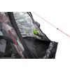 Interieur van een tent met grijs geometrisch patroon, open ingang, rood spankoord buiten, zwarte vloer, binnenzak met geelgroen plastic voorwerp