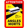 Schild mit abgerundeten Ecken, rotem Rand, gelb-schwarzem Innenfeld, weiß gezeichnetem Bus, drei gelben dreieckigen Warnzeichen und den Texten 'ATTENTION' (oben) und 'ANGLES MORTS' (unten)