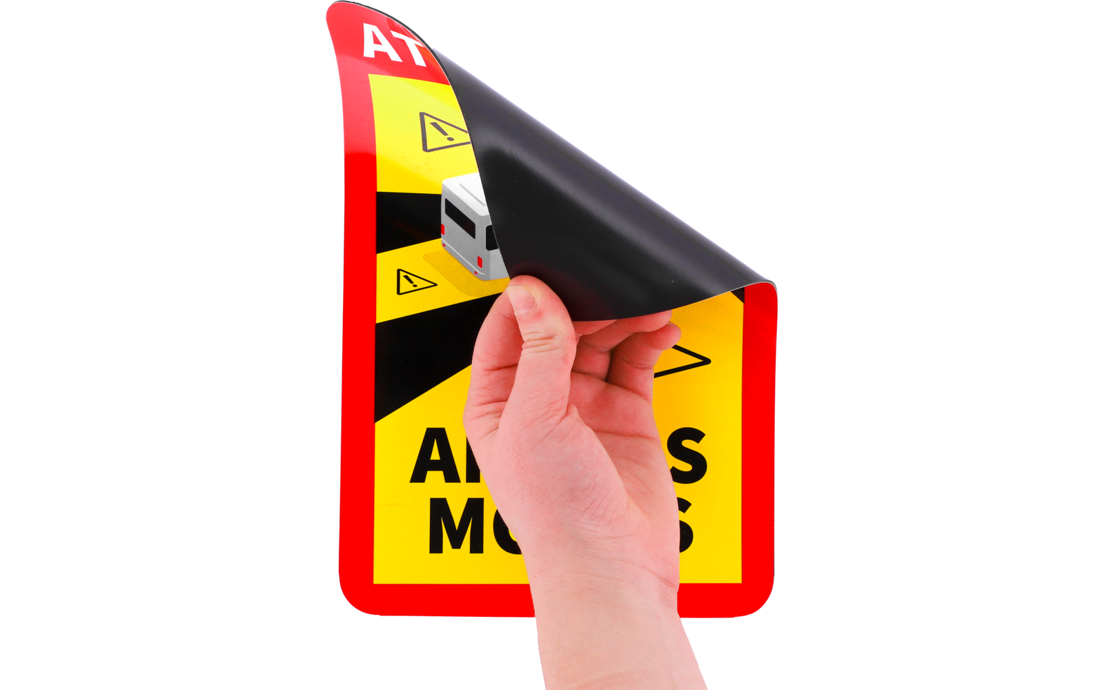 Hand, die die Ecke eines gelben Aufklebers mit schwarzen Dreiecken und rotem Rand abzieht; sichtbar: weißes Symbol mit rotem Streifen und teilweise schwarzer Text