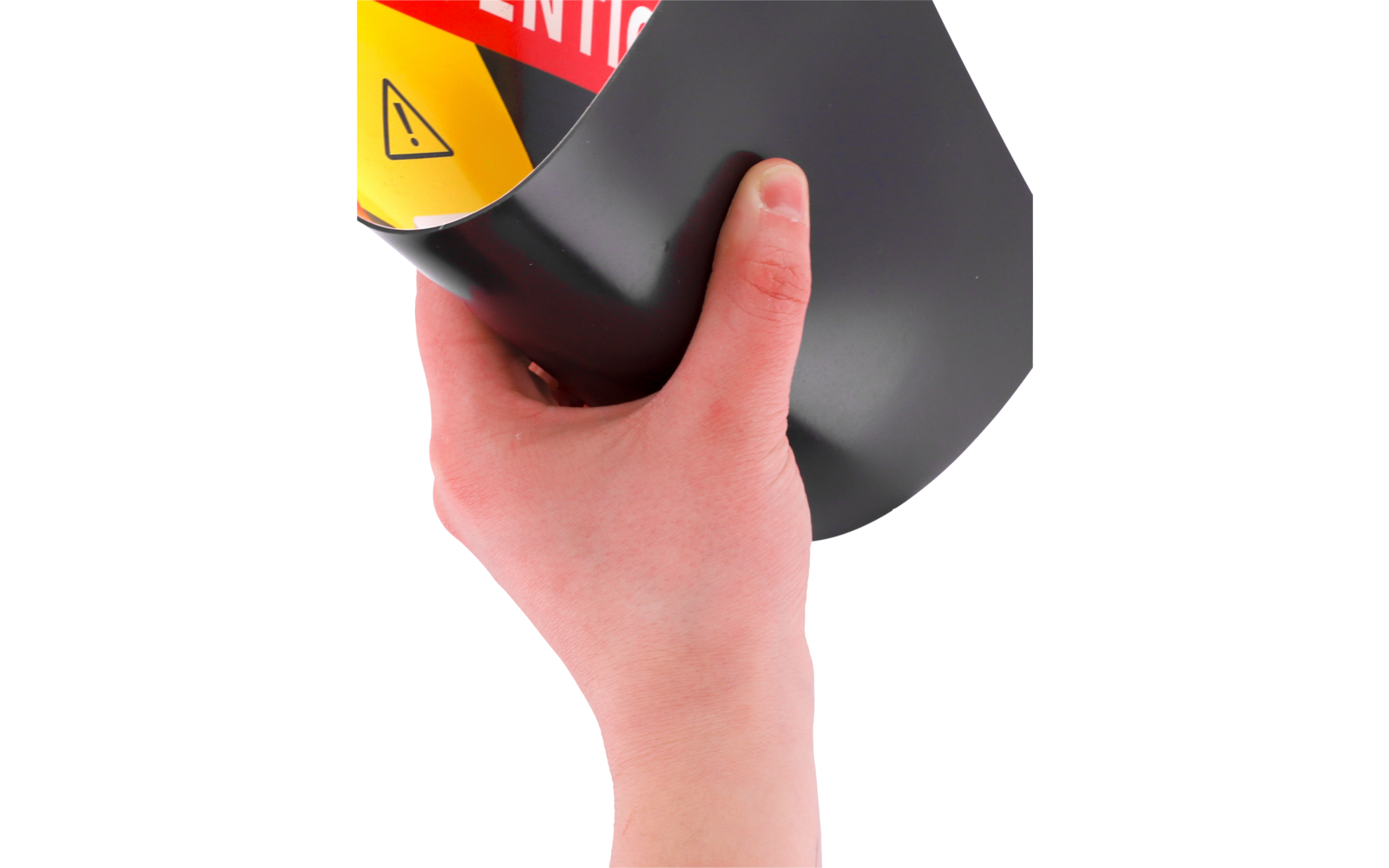 Hand hält ein schwarzes, abgerundetes Objekt mit gelbem Dreieck-Warnsymbol und rotem Band mit weißen Buchstabenfragmenten