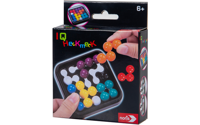 Hand hält ein IQ Knobelspiel mit bunten Kugeln auf einem schwarzen Spielfeld