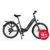 Vélo électrique gris avec cadre bas, porte-bagages et freins à disque