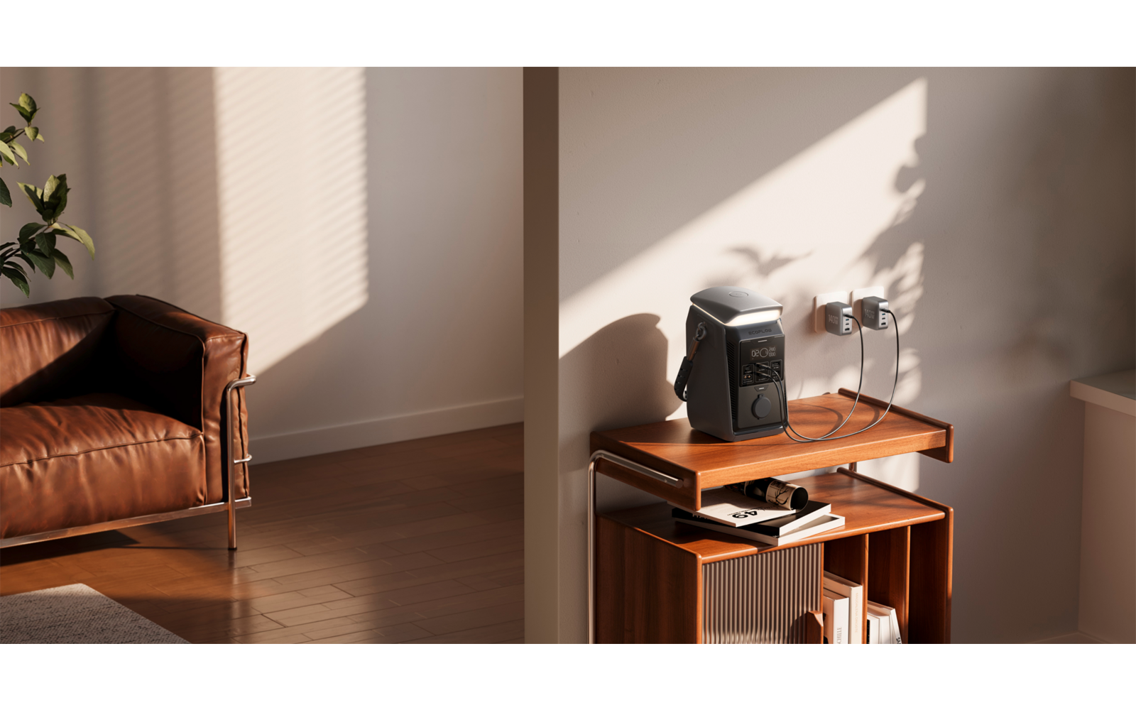 Innenraum mit braunem Ledersofa links, Holzboden, hölzerner Beistelltisch/Regal mit Kaffeemaschine, Steckdose an der Wand, Sonnenlicht und Schatten auf der Wand