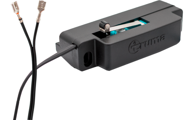 Schwarzes rechteckiges Kunststoffgehäuse mit sichtbarer grüner Einlage, kleinem Metallclip und zwei daran angeschlossenen dünnen Kabeln mit Metallsteckern