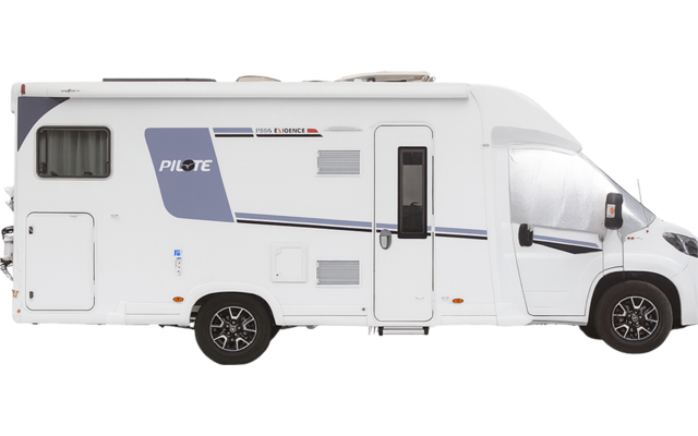 Camping-car blanc avec logo Pilote vu de côté