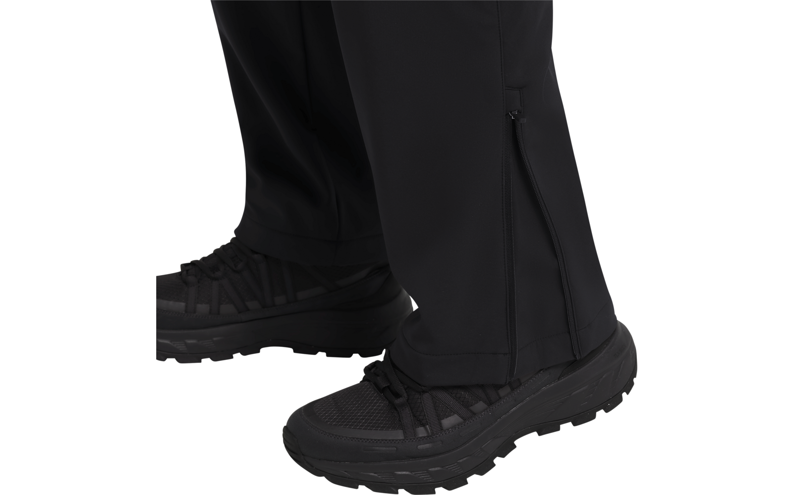 Schwarze Schuhe und schwarze Hose auf hellem Boden
