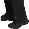 Schwarze Schuhe und schwarze Hose auf hellem Boden