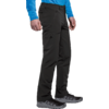 Parte inferior del cuerpo de una persona de pie con pantalones softshell negros, una prenda azul de manga larga y zapatillas de senderismo gris-negro; manos a los lados