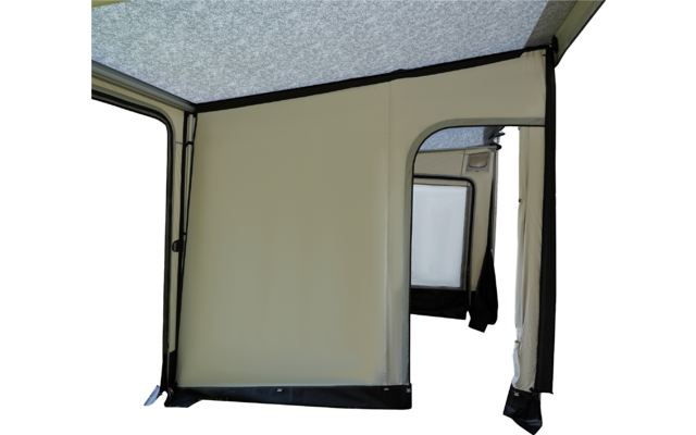 Beige Stoffwand mit rechteckiger Türöffnung; durch die Öffnung sichtbar ein weiß abgedecktes Fenster, schwarze Bodenkante, Metallgestänge unter grauem Stoffdach, schwarzer Riemen an der Tür