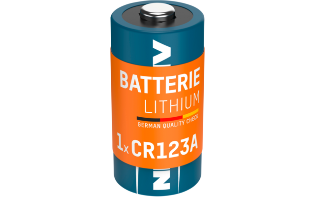 Zylindrische Lithium-Batterie mit orangefarbener Etikette 'BATTERIE LITHIUM 1x CR123A GERMAN QUALITY CHECK' und metallischem oberen Kontakt