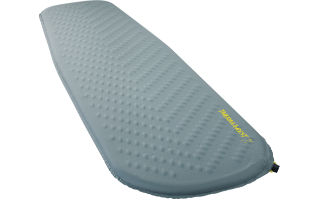 Längliches graublaues Polster mit genoppter, zickzackförmiger Oberfläche, gelbem Schriftzug "THERMAREST" und schwarz-gelbem Ventil in einer Ecke