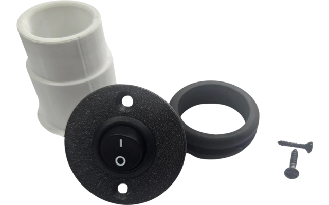 Weißes Kunststoffrohr, schwarzer Ein-/Ausschalter mit Ring und zwei Schrauben, alle auf weißem Hintergrund