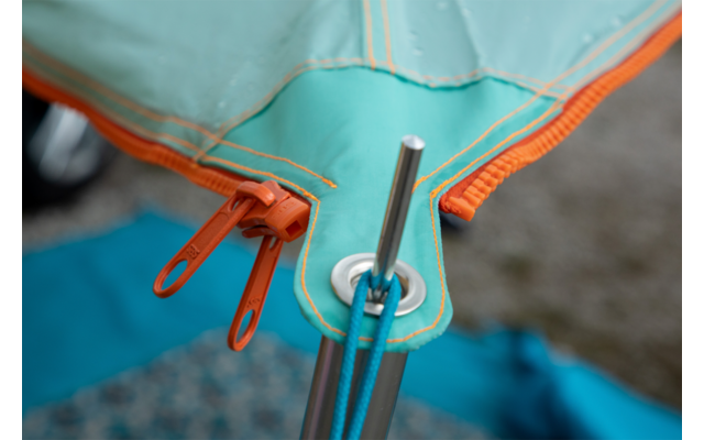 Vela parasole piegata bianco/azzurro