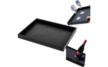 Schwarzes rechteckiges Tablett; oben rechts Detailbild mit Händen, die ein Tablett mit zwei Weingläsern halten; unten rechts Detailbild mit einer stehenden Weinflasche in einem Halter auf dem Tablett
