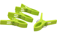 Vier grüne Wäscheklammern aus Kunststoff auf weißem Hintergrund