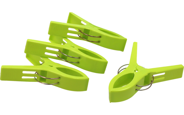 Vier grüne Wäscheklammern aus Kunststoff auf weißem Hintergrund