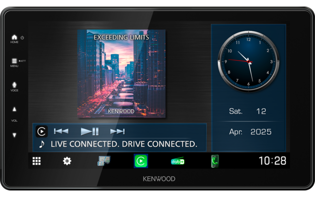 Touchscreen mit Kenwood-Logo, links Albumcover mit Schrift 'EXCEEDING LIMITS', Mitte Wiedergabesteuerung und Text 'LIVE CONNECTED. DRIVE CONNECTED.', rechts Analoguhr und Datum 'Sat. 12 Apr 2025', unten rechts Zeit '10:28'