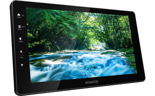 Schwarzes rechteckiges Display mit Kenwood-Schriftzug; Bildschirm zeigt Wald mit Bäumen und fließendem Bach