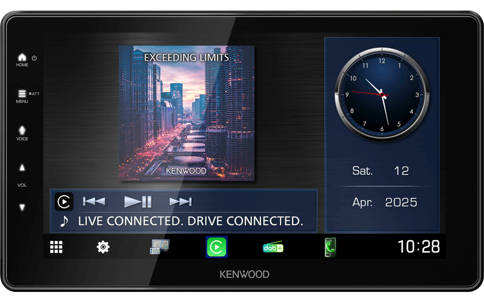Touchscreen mit Kenwood-Logo, links Albumcover mit Schrift 'EXCEEDING LIMITS', Mitte Wiedergabesteuerung und Text 'LIVE CONNECTED. DRIVE CONNECTED.', rechts Analoguhr und Datum 'Sat. 12 Apr 2025', unten rechts Zeit '10:28'