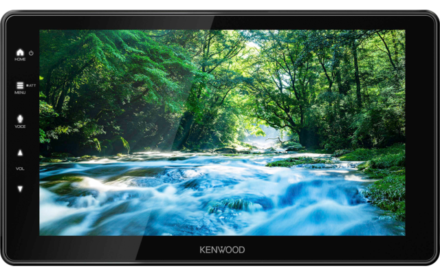 Schwarzes rechteckiges elektronisches Gerät mit Bildschirm, darauf ein fließender Bach in einem grünen Wald; auf dem Rahmen steht "KENWOOD"