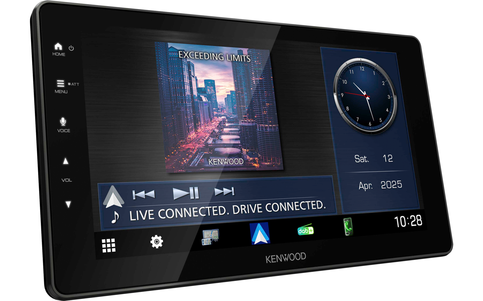 Schwarzes Touchscreen-Gerät mit Kenwood-Logo, Mediaplayer zeigt Albumcover einer Stadt mit Text 'EXCEEDING LIMITS', Wiedergabesteuerung (Zurück, Play, Vor), Statuszeile 'LIVE CONNECTED. DRIVE CONNECTED.', analoge Uhr mit Datum 'Sat 12 Apr 2025'