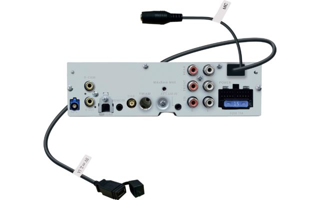 Metallplatte mit mehreren RCA-Buchsen, koaxialen und weiteren Steckverbindungen sowie zwei schwarzen Kabeln mit Steckern und weißen Klebeetiketten