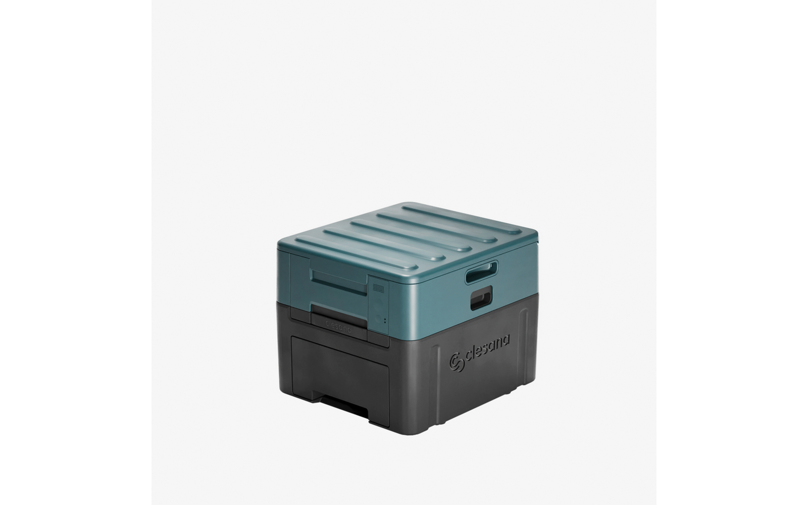 Kunststoffbox mit türkisfarbenem Deckel und schwarzem Unterteil, rechteckig, seitliche Grifföffnungen, Rillen auf dem Deckel, geprägter Schriftzug vorne, weißer Hintergrund