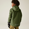 Kind von hinten mit grünem Parka und schwarzen Handschuhen