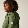 Kind mit lockigen Haaren trägt eine grüne Jacke mit Kapuze und schaut nach links oben
