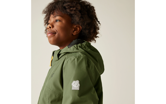 Kind mit lockigen Haaren trägt eine grüne Jacke mit Kapuze und schaut nach links oben