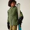 Person mit grüner Jacke hält Skier in der rechten Hand