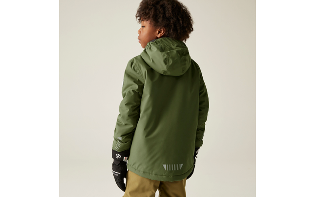 Kind von hinten mit grünem Parka und schwarzen Handschuhen