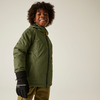 Kind mit lockigen Haaren trägt grüne Jacke und schwarze Handschuhe