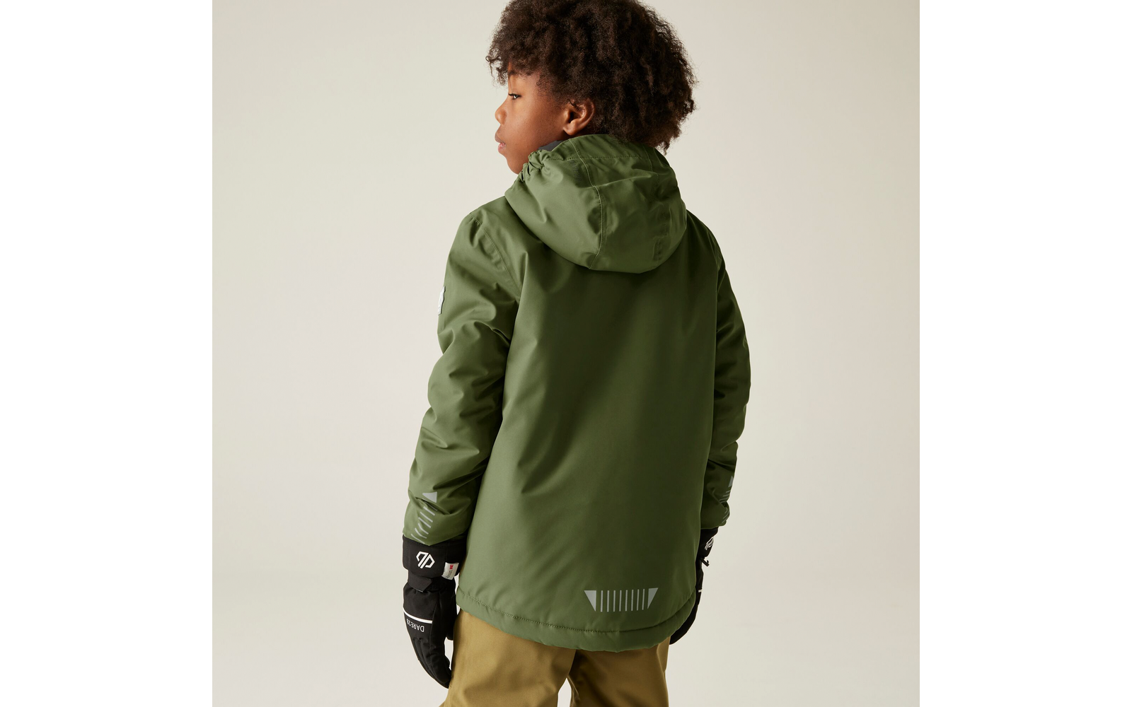 Kind von hinten mit grünem Parka und schwarzen Handschuhen