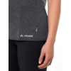 Unterer Teil eines dunkelgrauen T-Shirts mit VAUDE-Logo und kleinem grünem Etikett, schwarze Hose, rechte Hand an der Seite