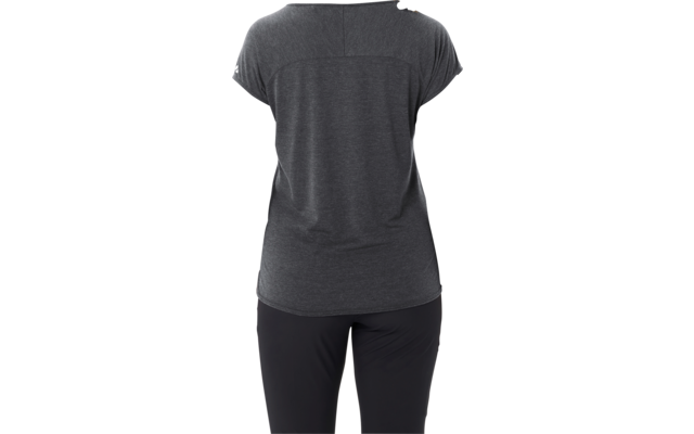 Person seen from the back, blonde curly hair in a ponytail, wearing a dark gray short-sleeve T‑shirt and black pants, white background