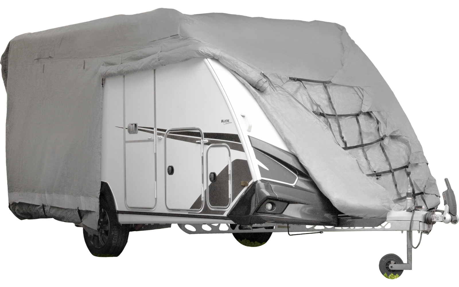 Caravana blanca parcialmente cubierta por una lona gris, puerta frontal, rueda y enganche de remolque visibles
