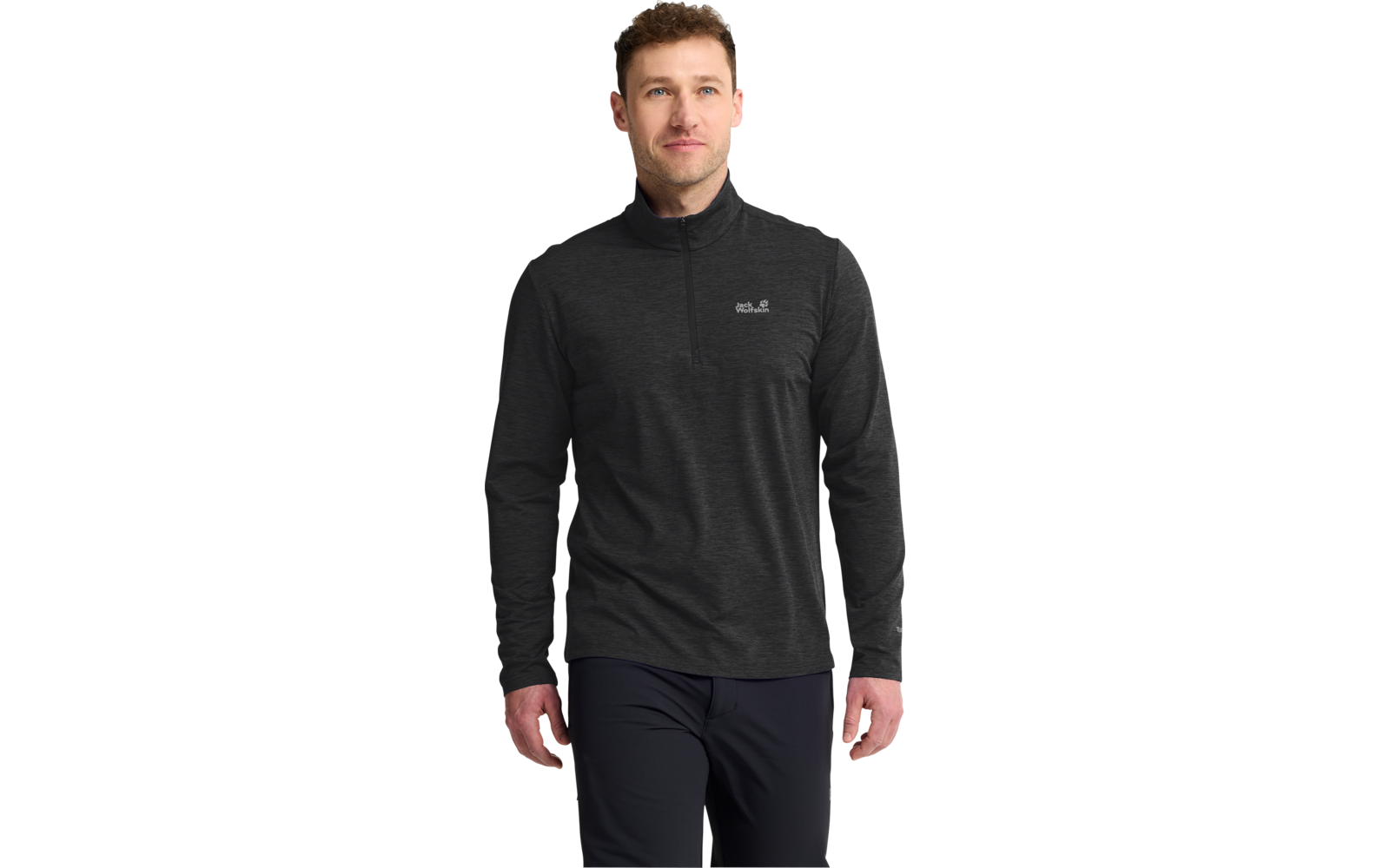 Mann steht frontal, trägt dunkles Langarmshirt mit kurzem Reißverschluss und dunkle Hose vor weißem Hintergrund
