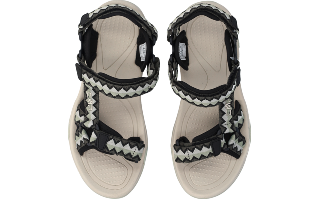 Zwei hellbeige Sandalen in Draufsicht, strukturierte Fußbetten, schwarze Riemen mit weiß-grünem Zickzackmuster und verstellbaren Laschen