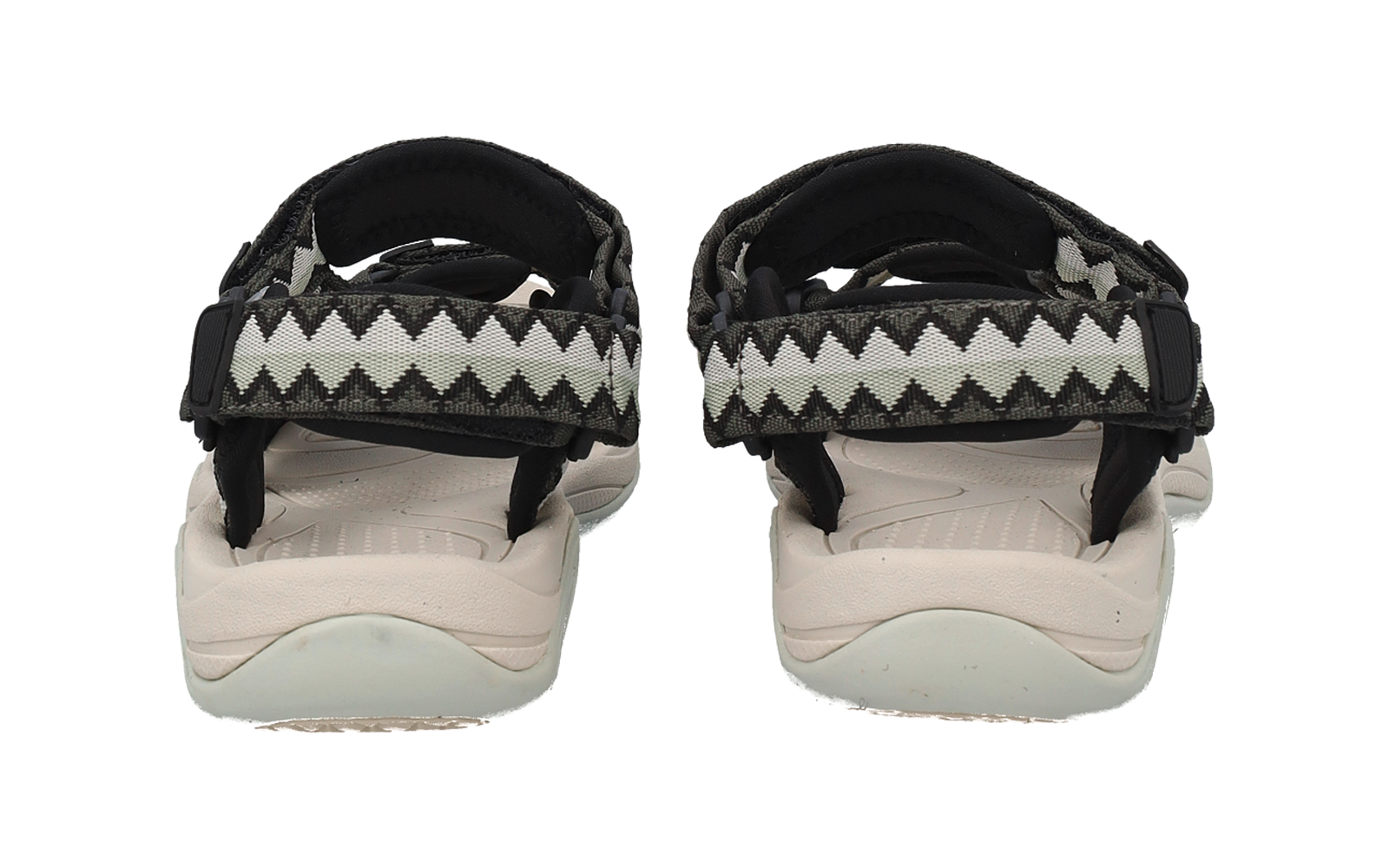 Rückansicht eines Paares offener Sandalen mit hellen Fußbetten und schwarz-weiß gemusterten Klettriemen