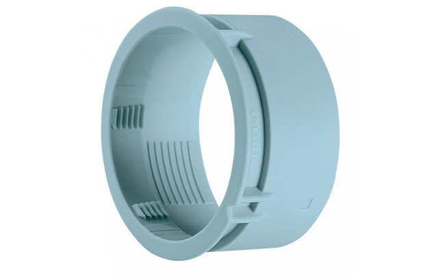 Anello cilindrico in plastica azzurro chiaro con interno aperto, costolature interne e tre piccole tacche esterne