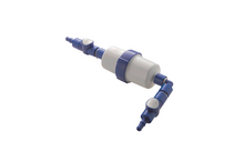 Valve en plastique bleu et blanc avec plusieurs points de connexion sur fond blanc