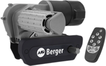 Elektrische Seilwinde mit Fernbedienung auf weißem Hintergrund