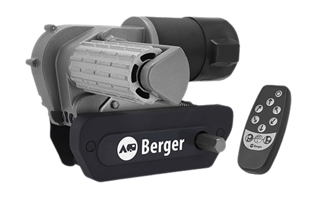 Elektrische Seilwinde mit Fernbedienung auf weißem Hintergrund